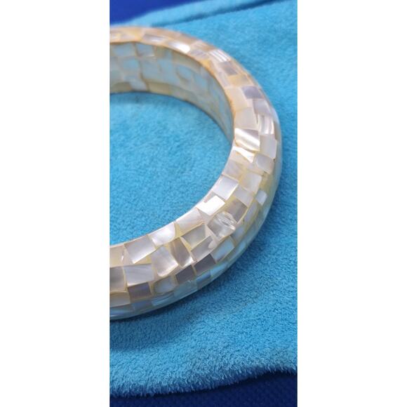 Inlaid Mother Of Pearl mosaic cream color bangle bracelet- mint condition! - Picture 3 of 7